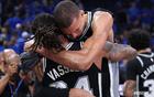 NBA总决赛首战打响前，文班亚马向马刺队友送上一份极具纪念意义的特别礼物，引发球迷热议与关注